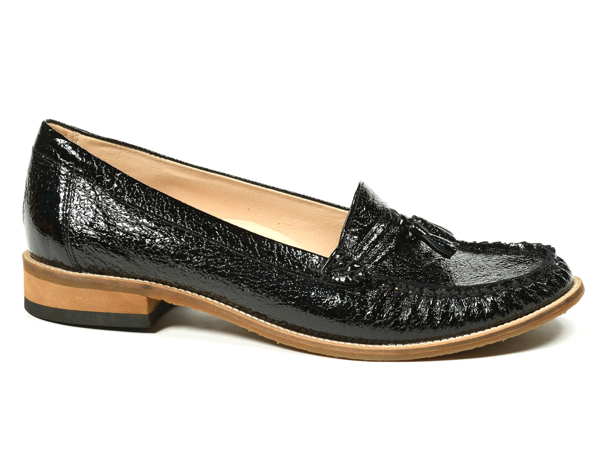 czarne mokasyny lakierki